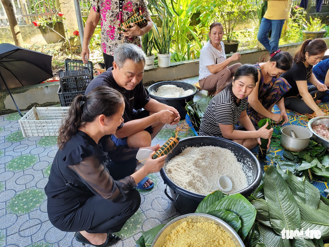 Xuyên đêm nấu xôi, gói bánh gửi bà con vùng lũ quét - Ảnh 2.