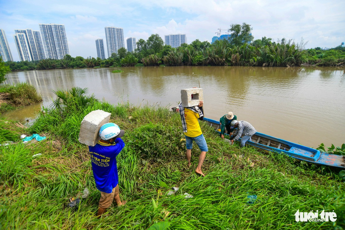 Lội bùn, băng rạch cắm cọc đường vành đai 3 TP.HCM - Ảnh 5.