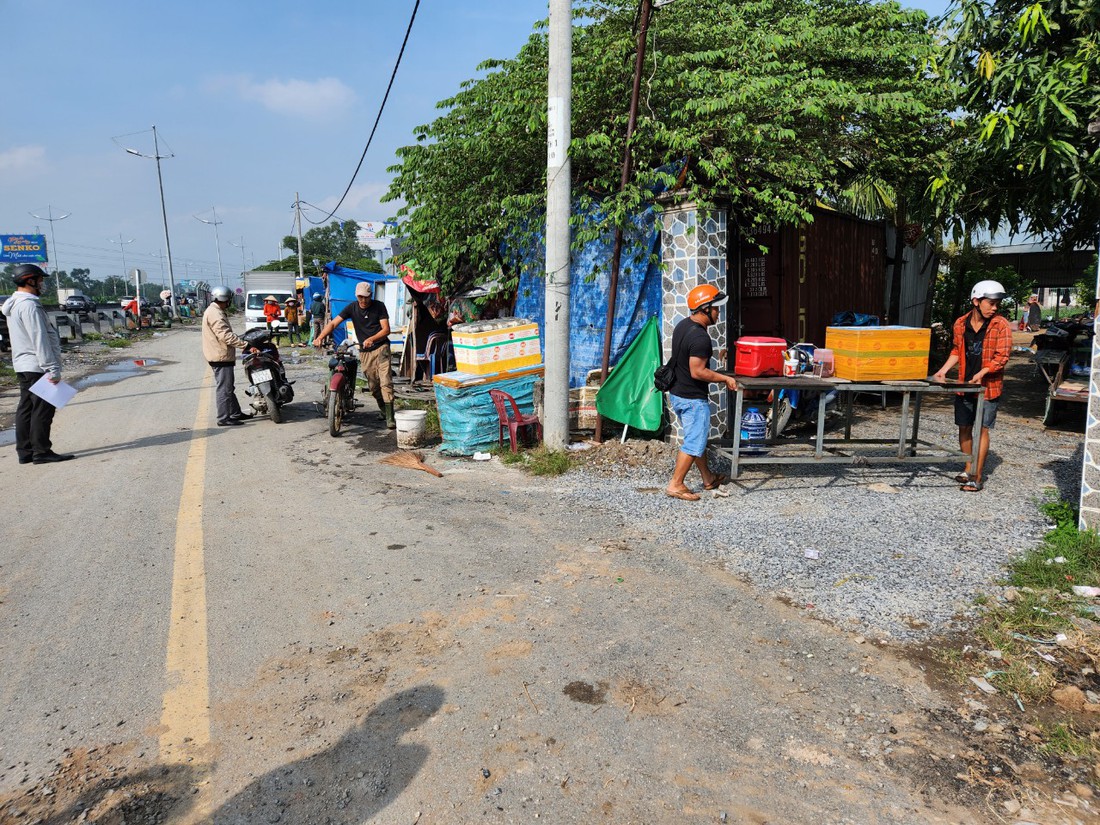 Tiếp tục xử lý người lấn chiếm lòng lề đường bán nước, đồ ăn... trên cao tốc - Ảnh 3.