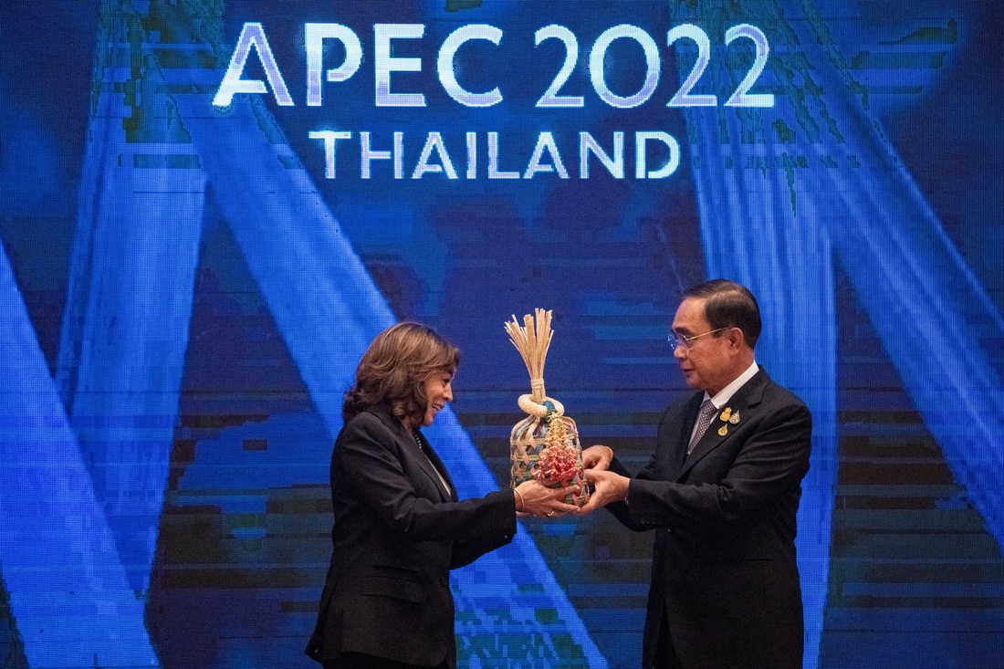 Thủ tướng Thái Lan Prayuth Chan-o-cha chuyển giao vai trò chủ nhà APEC cho Phó tổng thống Mỹ Kamala Harris - Ảnh: REUTERS