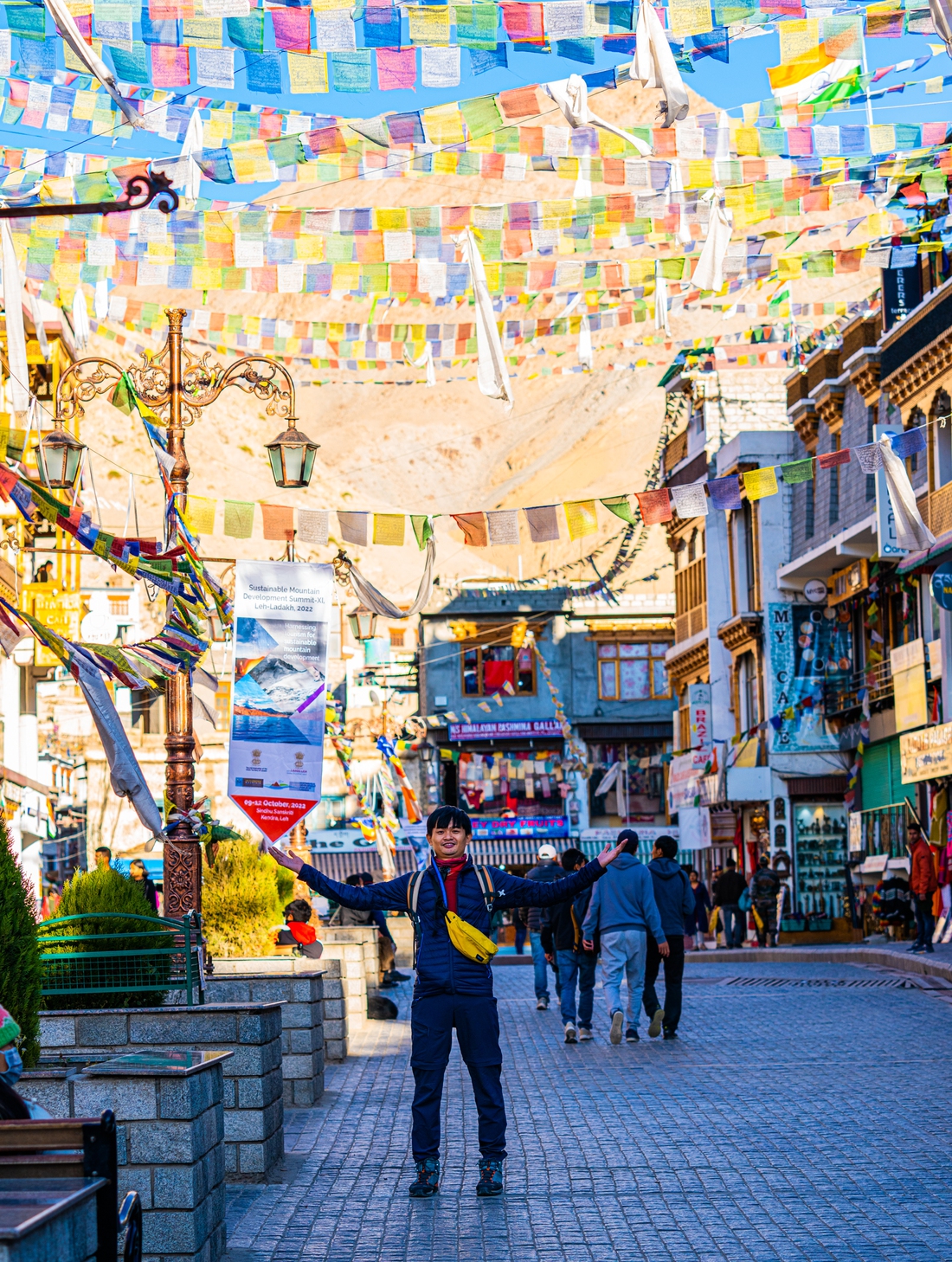 Chạy xe máy dưới núi tuyết tại Ladakh và kỷ niệm lạc đường trong đêm của travel blogger Việt - Ảnh 11.