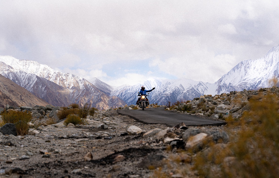 Chạy xe máy dưới núi tuyết tại Ladakh và kỷ niệm lạc đường trong đêm của travel blogger Việt - Ảnh 1.