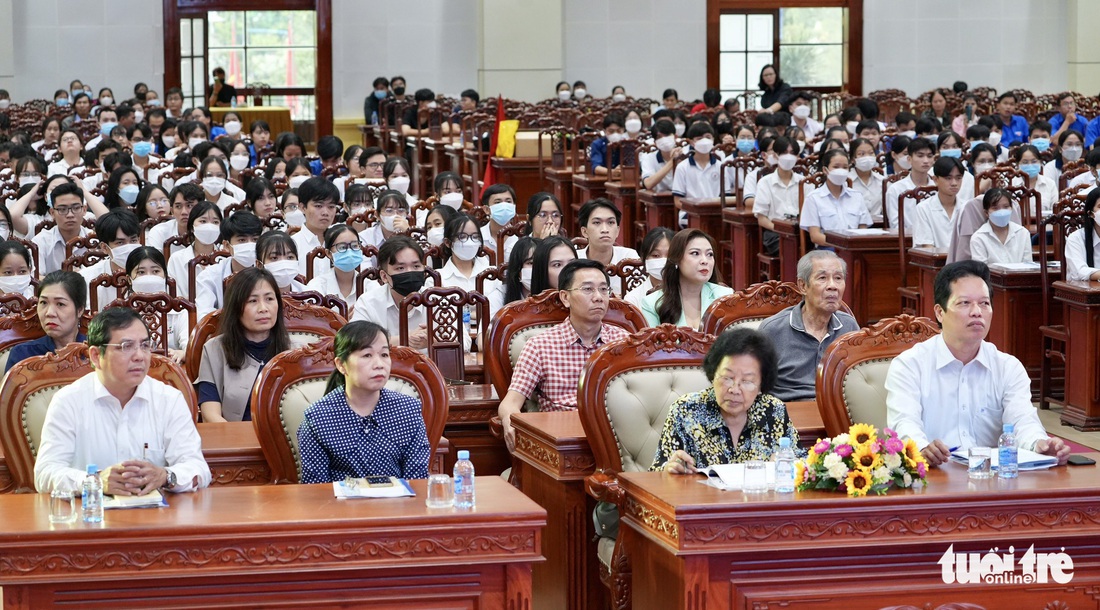 Ngày Nhà giáo Việt Nam, trao yêu thương trong từng suất học bổng - Ảnh 1.