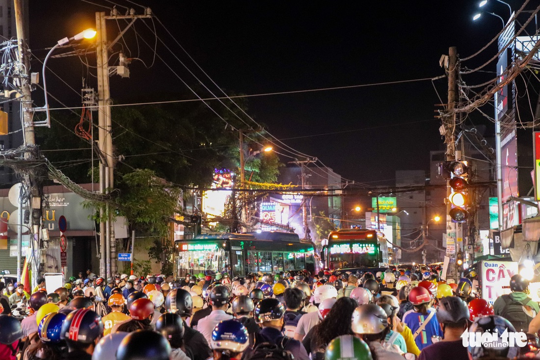 Cột đèn xanh đèn đỏ cứ vàng hoài, ngã tư Ung Văn Khiêm - Nguyễn Gia Trí ‘vỡ trận - Ảnh 2.