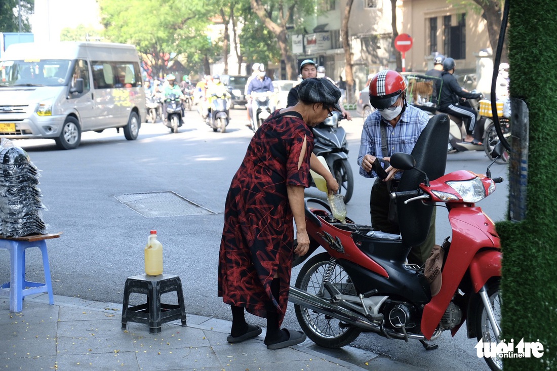 1,7km mọc gần 20 trạm xăng tự phát, người dân ‘nhắm mắt’ đổ xăng giá trên trời - Ảnh 5.