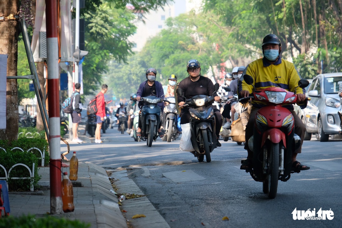 1,7km mọc gần 20 trạm xăng tự phát, người dân ‘nhắm mắt’ đổ xăng giá trên trời - Ảnh 2.