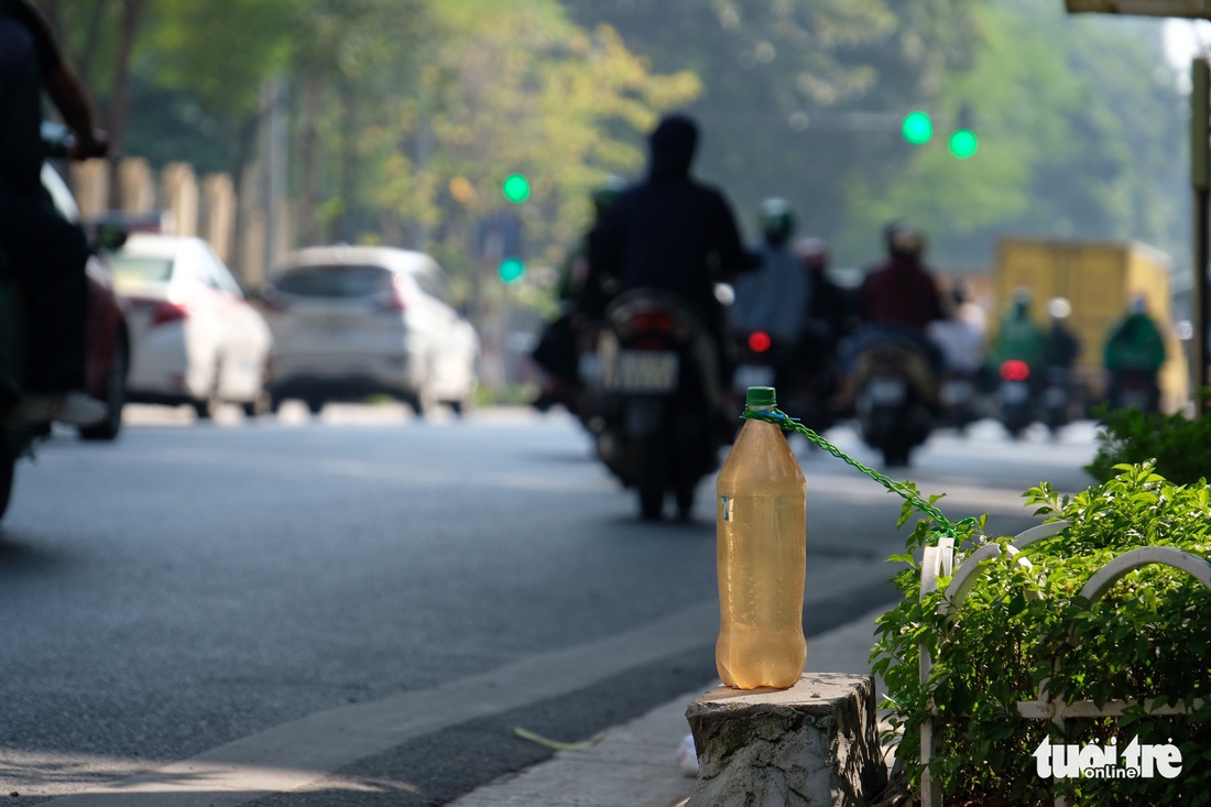 1,7km mọc gần 20 trạm xăng tự phát, người dân ‘nhắm mắt’ đổ xăng giá trên trời - Ảnh 1.