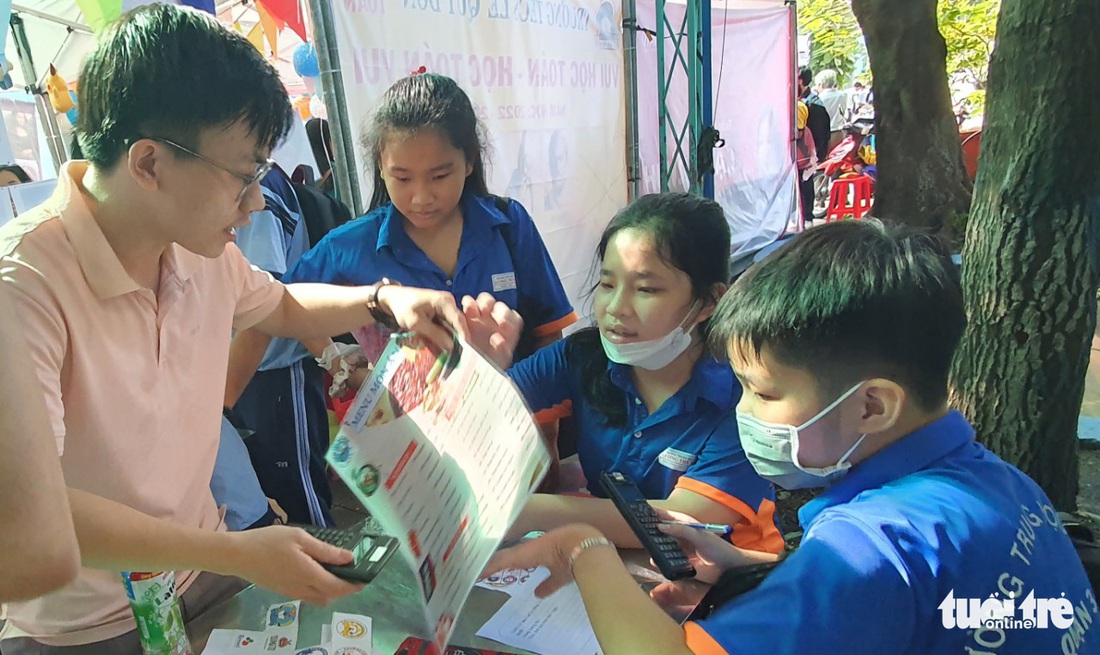 Học sinh bất ngờ với các trò chơi vận dụng kiến thức tại ngày hội toán học - Ảnh 1.