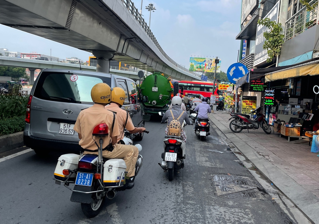 Sở nói đã làm việc với giám đốc nhưng xe xả thải bậy vẫn ung dung trên đường - Ảnh 2.