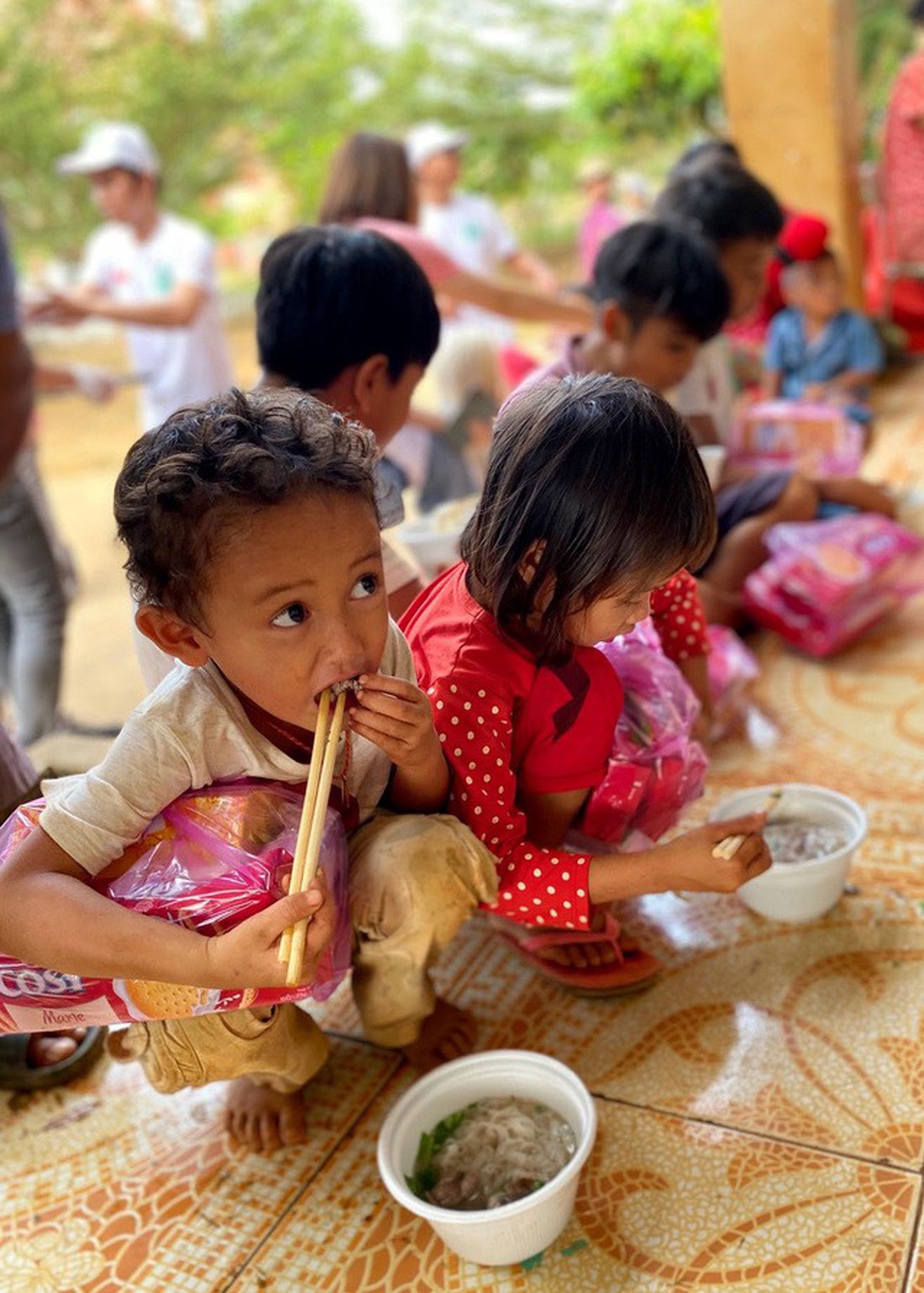 Cùng Ngày của phở 12-12 mang phở yêu thương đến các cháu bại não - Ảnh 3.