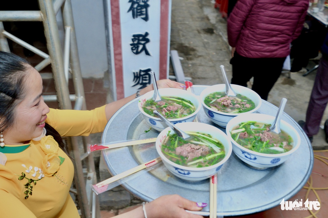1.000 tô phở chiêu đãi người dân trước đình làng phở Vân Cù - Ảnh 6. 1.000 tô phở chiêu đãi người dân trước đình làng phở Vân Cù - Ảnh 6.