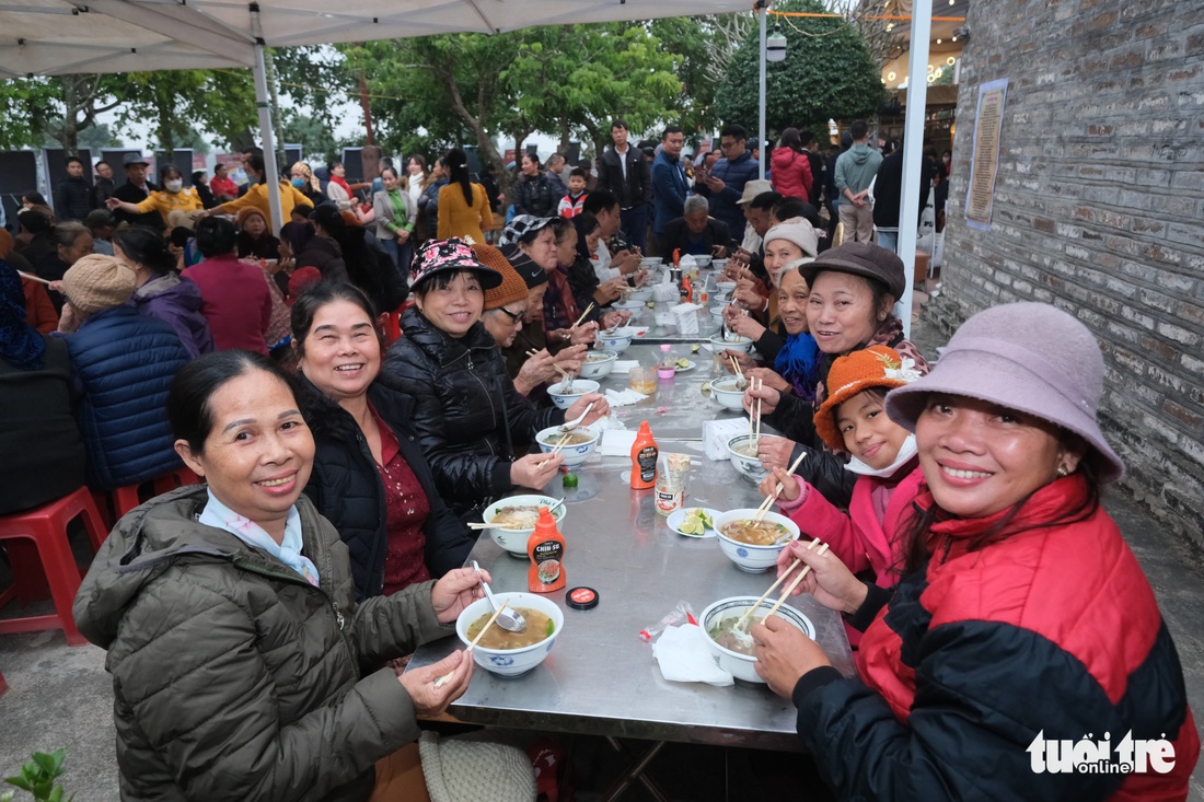 1.000 tô phở chiêu đãi người dân trước đình làng phở Vân Cù - Ảnh 8. 1.000 tô phở chiêu đãi người dân trước đình làng phở Vân Cù - Ảnh 8.