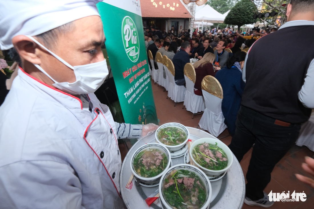 1.000 tô phở chiêu đãi người dân trước đình làng phở Vân Cù - Ảnh 7. 1.000 tô phở chiêu đãi người dân trước đình làng phở Vân Cù - Ảnh 7.