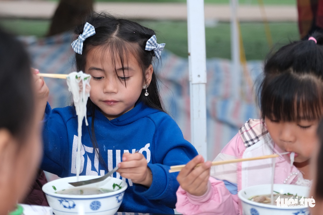 1.000 tô phở chiêu đãi người dân trước đình làng phở Vân Cù - Ảnh 5. 1.000 tô phở chiêu đãi người dân trước đình làng phở Vân Cù - Ảnh 5.