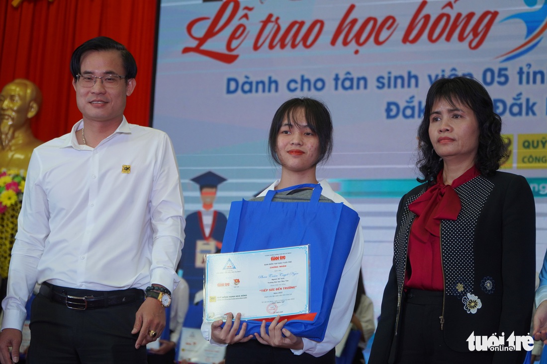 Biết được nhận học bổng Tiếp sức đến trường, hai anh em đã ôm nhau nhảy cẫng - Ảnh 15.