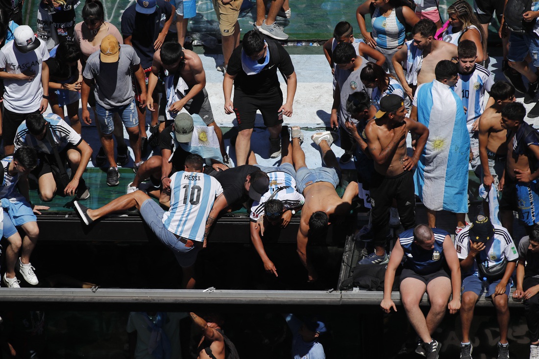 Biển người ở Buenos Aires chờ đón huyền thoại Messi và tuyển Argentina - Ảnh 10.