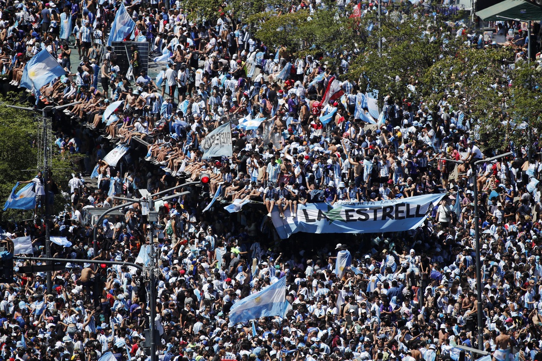 Biển người ở Buenos Aires chờ đón huyền thoại Messi và tuyển Argentina - Ảnh 15.