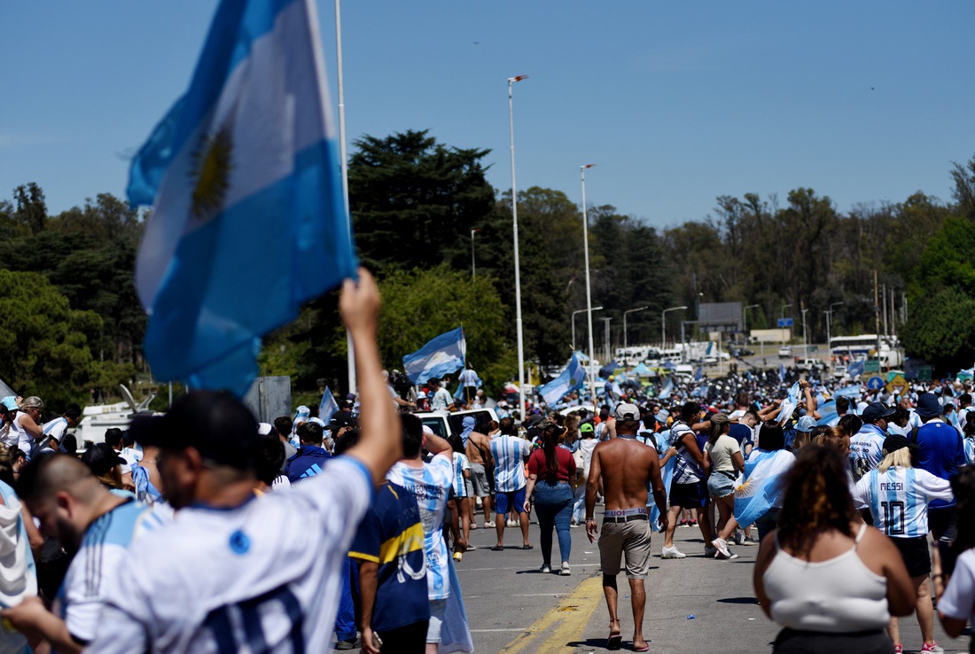 Biển người ở Buenos Aires chờ đón huyền thoại Messi và tuyển Argentina - Ảnh 16.