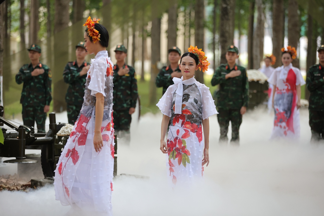 Gom gần 100 bao lá vàng rải thành sàn diễn thời trang Lính và lụa - Ảnh 6.