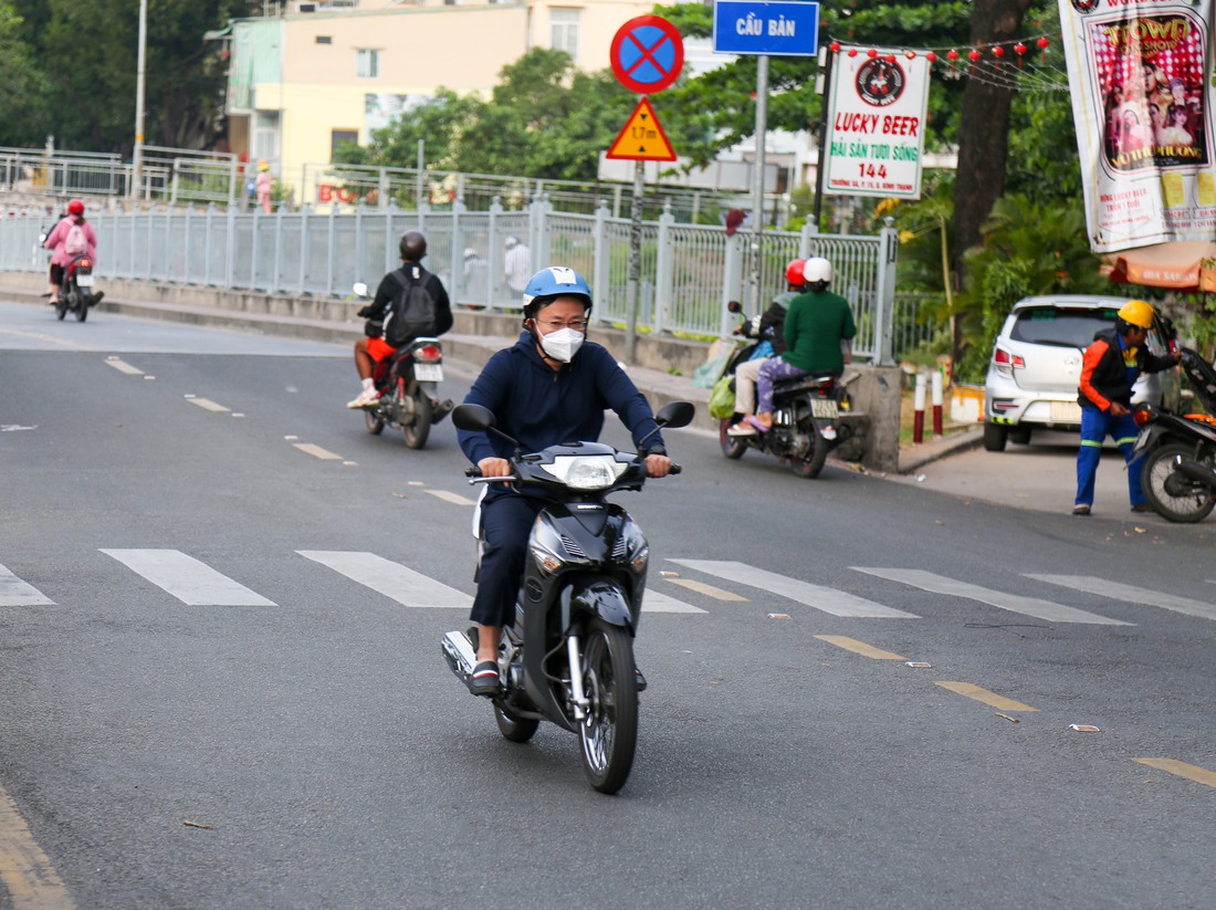 Người dân TP.HCM tận hưởng thời tiết se lạnh như Đà Lạt - Ảnh 1.