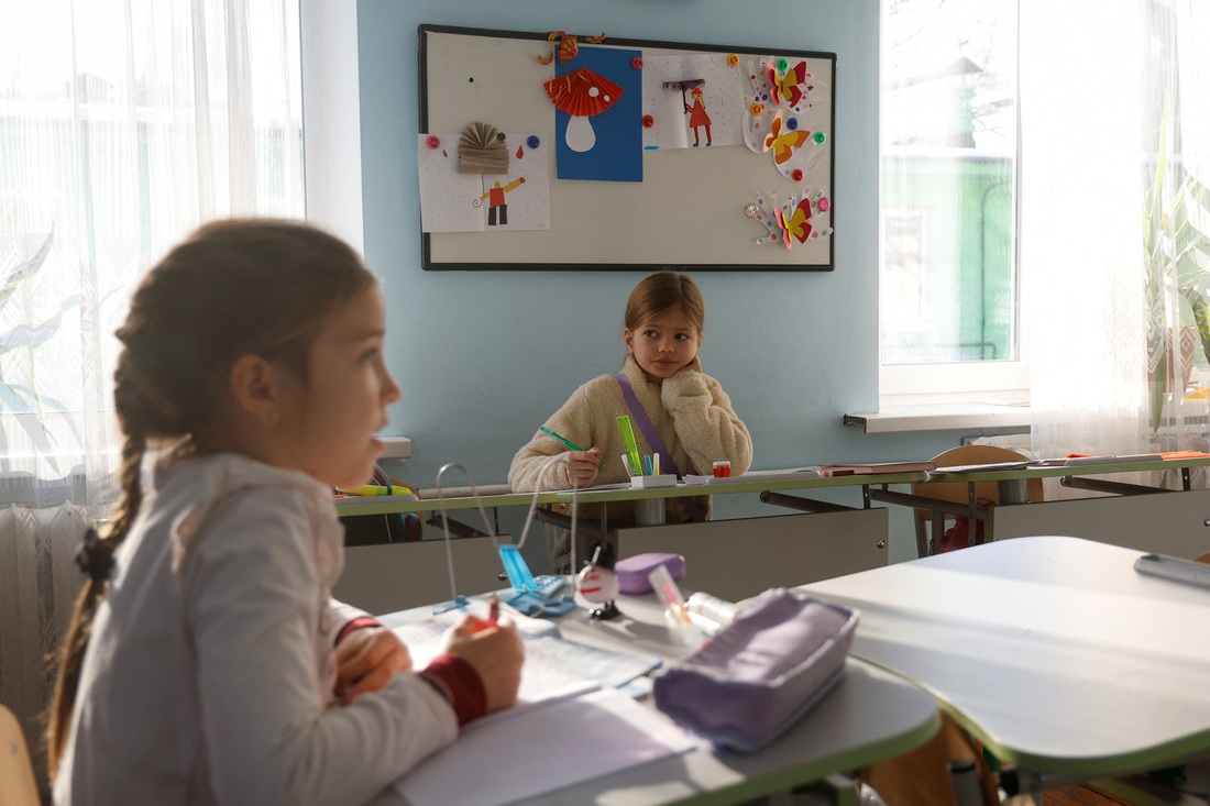 Học dưới làn bom đạn ở Ukraine - Ảnh 1. Học dưới làn bom đạn ở Ukraine - Ảnh 1.