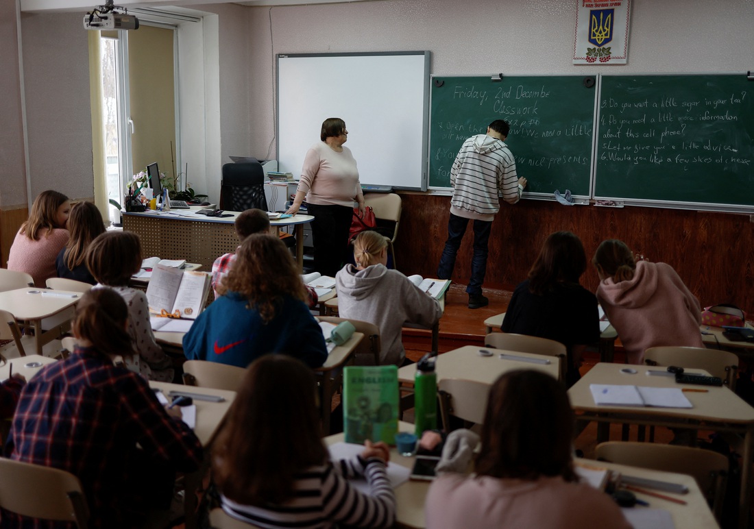 Học dưới làn bom đạn ở Ukraine - Ảnh 2. Học dưới làn bom đạn ở Ukraine - Ảnh 2.