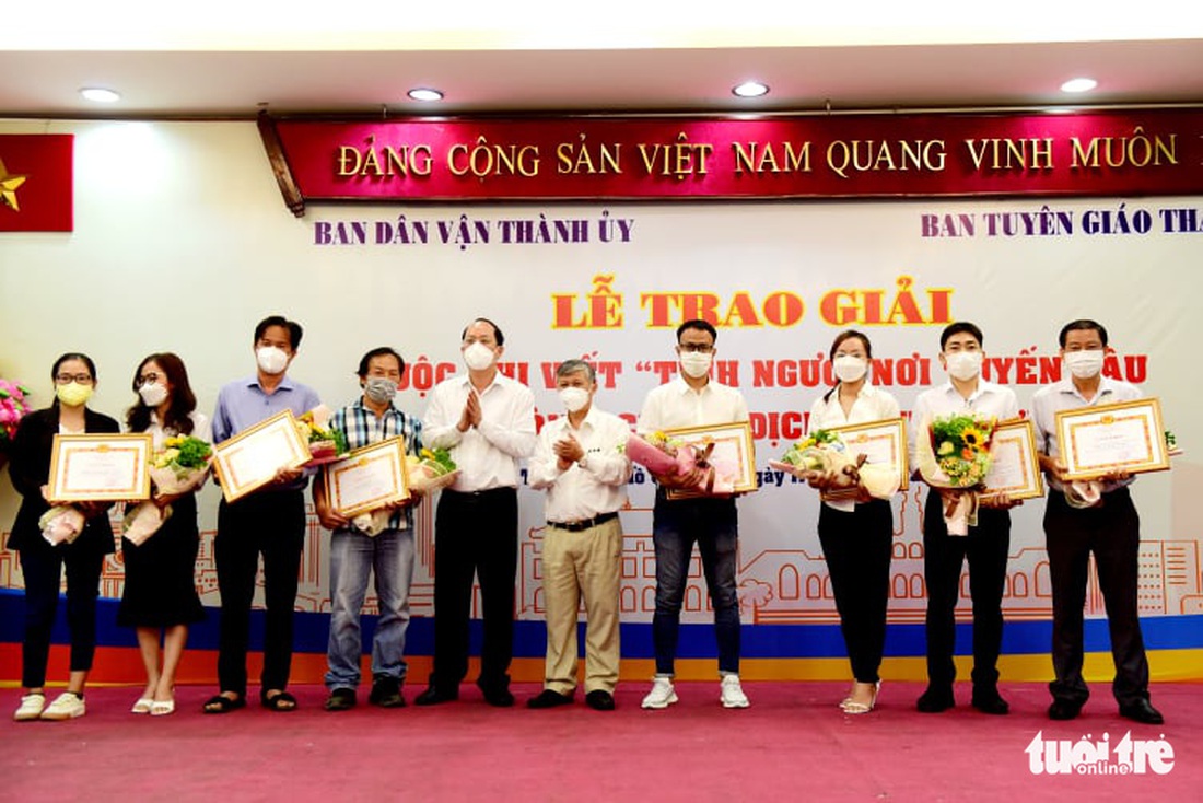 Trao giải Tình người nơi tuyến đầu phòng chống dịch COVID-19: Trong khó khăn, tình người tỏa sáng - Ảnh 4.