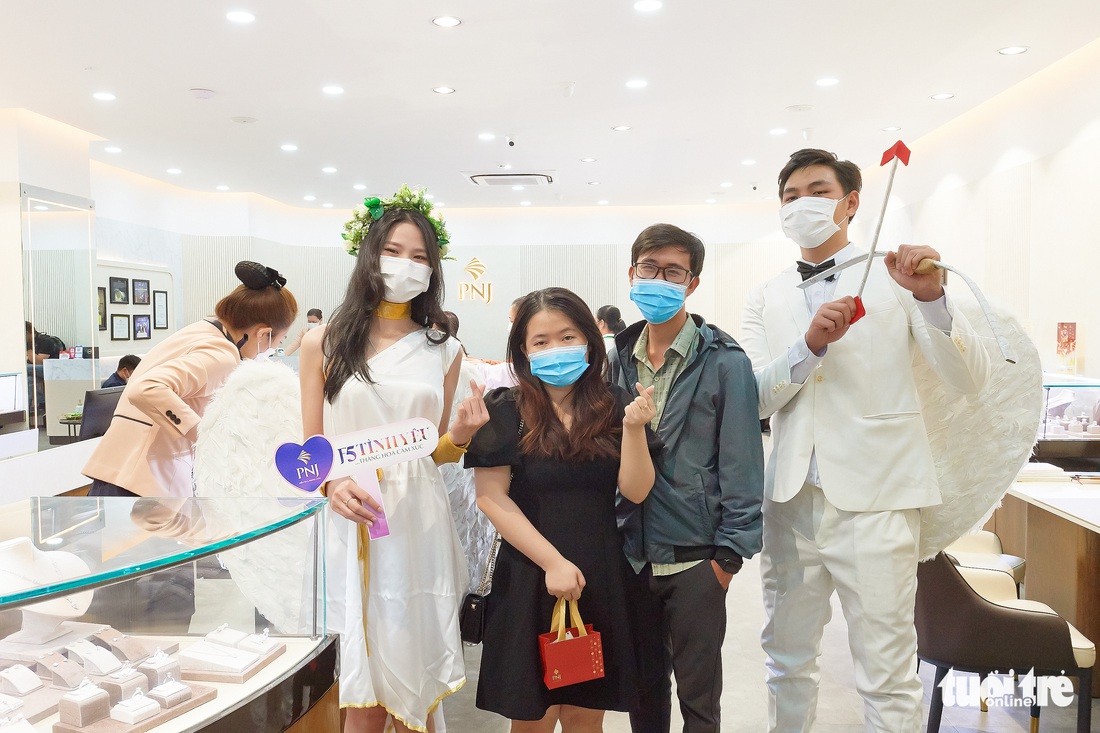 Valentine ấm áp, bạn trẻ tay trong tay nhưng không quên khẩu trang chống dịch - Ảnh 5. Valentine ấm áp, bạn trẻ tay trong tay nhưng không quên khẩu trang chống dịch - Ảnh 5.
