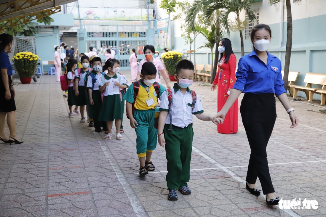 Sáng nay 14-2, hơn 1 triệu học sinh mầm non, tiểu học TP.HCM trở lại trường - Ảnh 4.