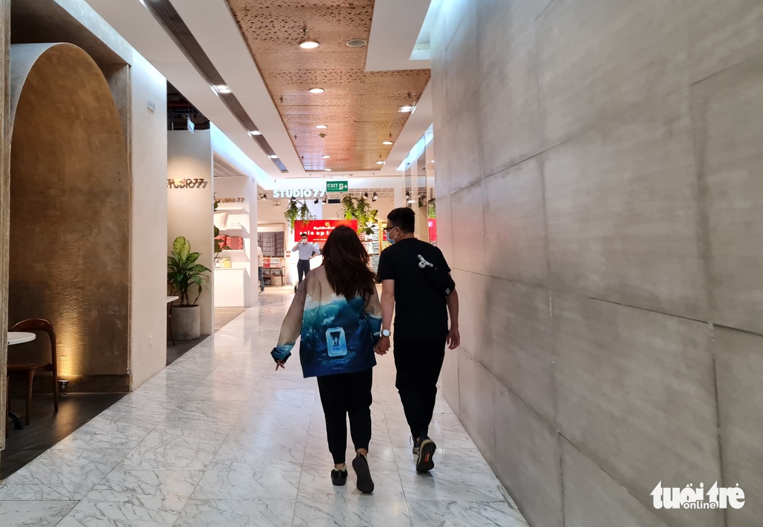 Valentine ấm áp, bạn trẻ tay trong tay nhưng không quên khẩu trang chống dịch - Ảnh 9. Valentine ấm áp, bạn trẻ tay trong tay nhưng không quên khẩu trang chống dịch - Ảnh 9.
