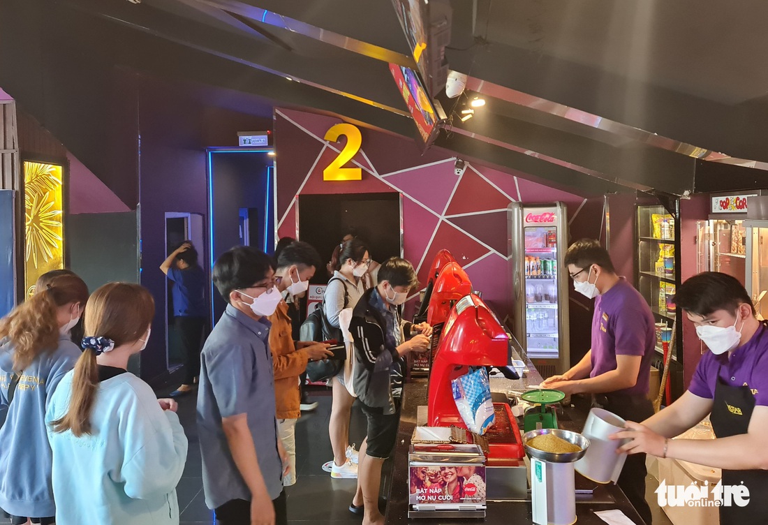 Valentine ấm áp, bạn trẻ tay trong tay nhưng không quên khẩu trang chống dịch - Ảnh 1. Valentine ấm áp, bạn trẻ tay trong tay nhưng không quên khẩu trang chống dịch - Ảnh 1.