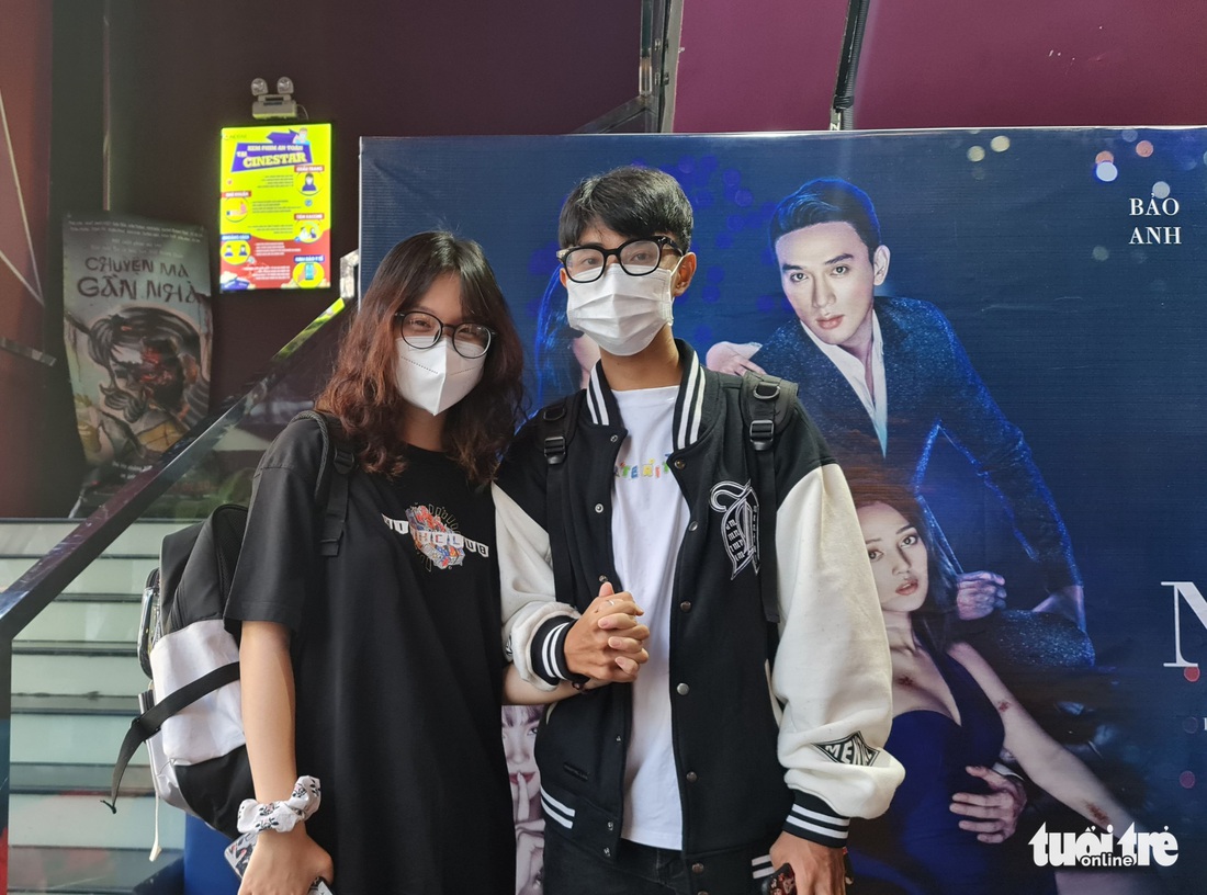 Valentine ấm áp, bạn trẻ tay trong tay nhưng không quên khẩu trang chống dịch - Ảnh 2. Valentine ấm áp, bạn trẻ tay trong tay nhưng không quên khẩu trang chống dịch - Ảnh 2.