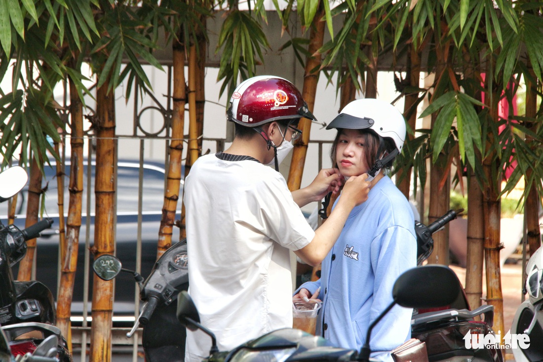 Valentine ấm áp, bạn trẻ tay trong tay nhưng không quên khẩu trang chống dịch - Ảnh 6. Valentine ấm áp, bạn trẻ tay trong tay nhưng không quên khẩu trang chống dịch - Ảnh 6.