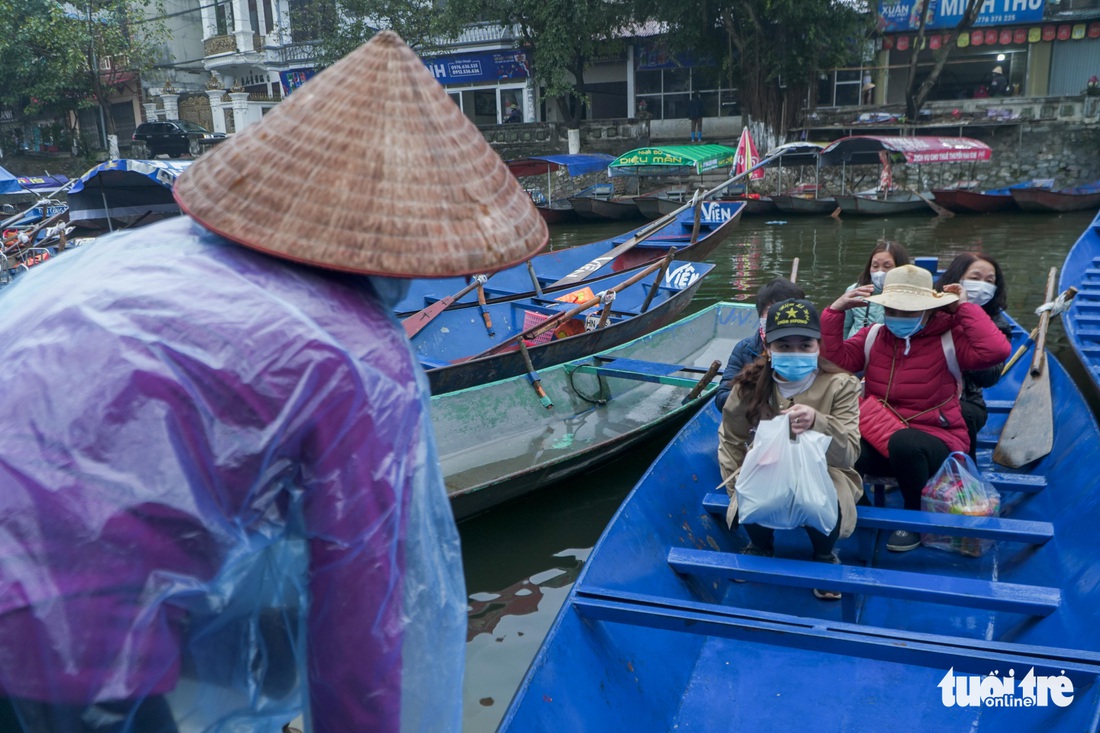 Chùa Hương chính thức mở cửa nhưng còn vắng khách - Ảnh 2.