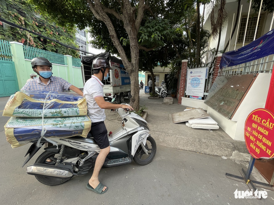 Người dân TP.HCM thi nhau gom rác sau lời kêu gọi mang rác lên phường, đừng mang rác ra đường - Ảnh 1.