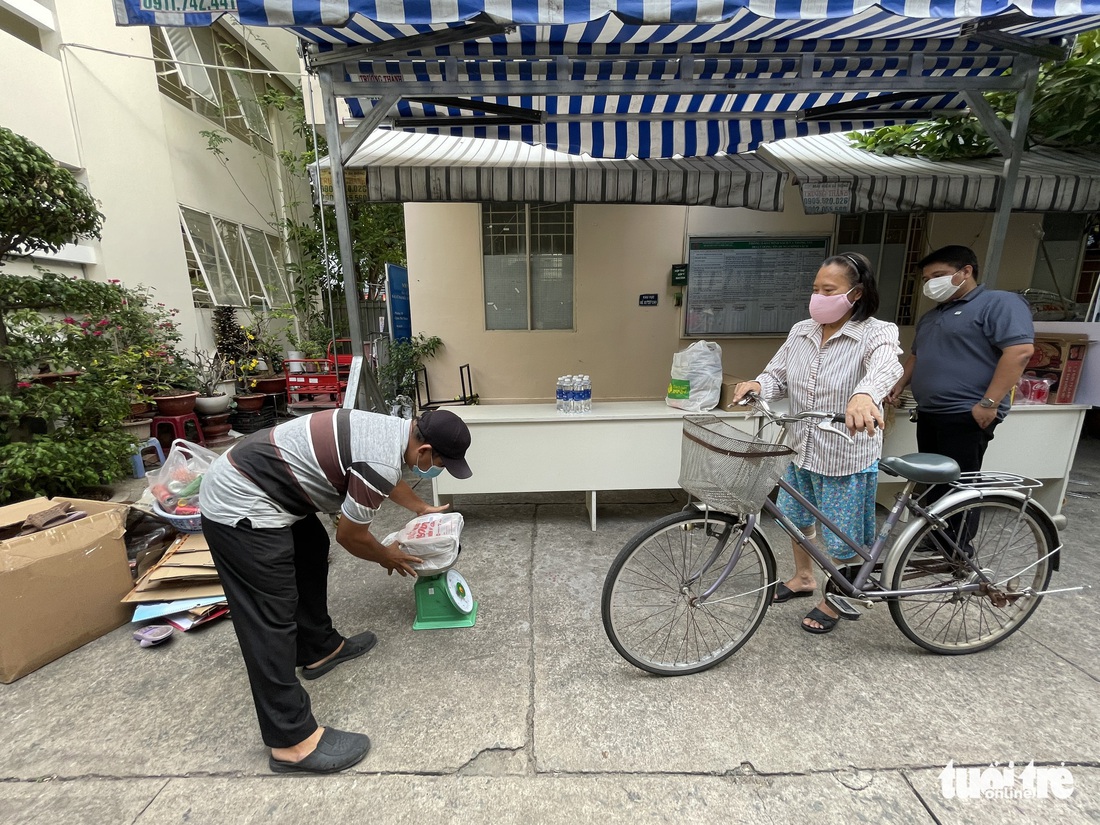 Người dân TP.HCM thi nhau gom rác sau lời kêu gọi mang rác lên phường, đừng mang rác ra đường - Ảnh 6.