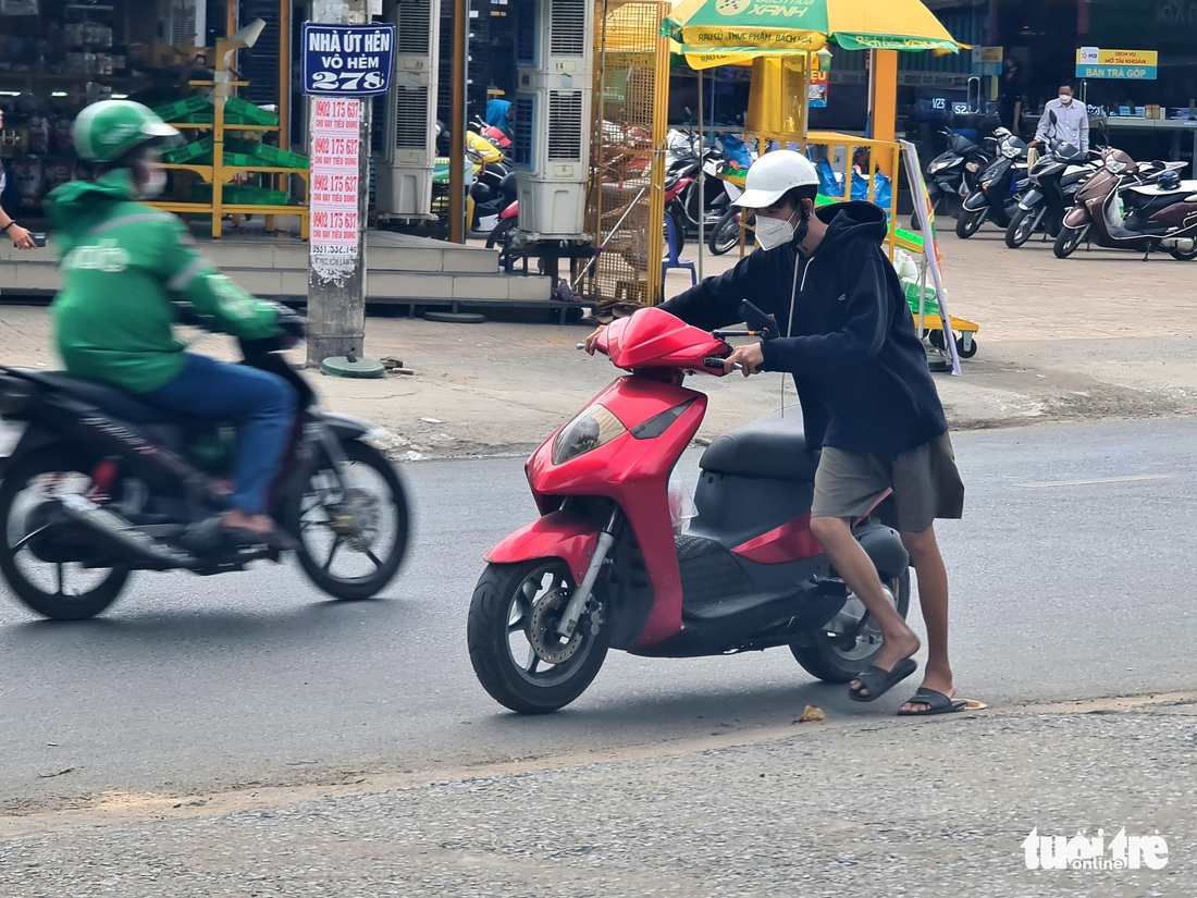 TP.HCM: Người dân dắt xe lòng vòng vì ‘hết xăng, còn dầu’ - Ảnh 10.