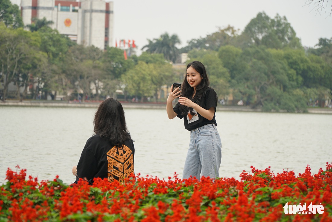 Phố phường Hà Nội đông vui trở lại sau những ngày vắng vẻ vì số ca F0 tăng kỷ lục - Ảnh 3.