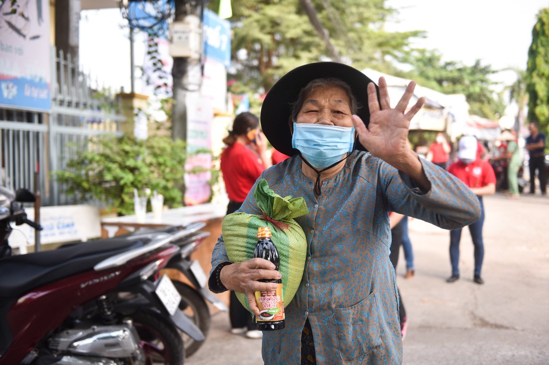 Người dân TP Thủ Đức hào hứng đổi ve chai lấy gạo và nước tương - Ảnh 4. Người dân TP Thủ Đức hào hứng đổi ve chai lấy gạo và nước tương - Ảnh 4.