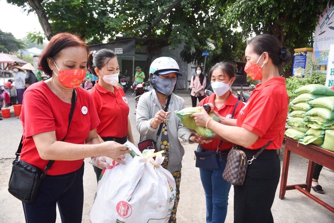 Người dân TP Thủ Đức hào hứng đổi ve chai lấy gạo và nước tương - Ảnh 7. Người dân TP Thủ Đức hào hứng đổi ve chai lấy gạo và nước tương - Ảnh 7.