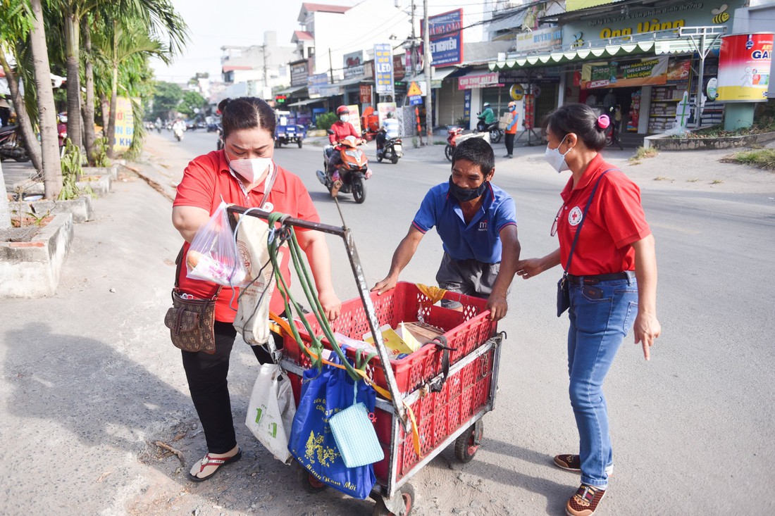 Người dân TP Thủ Đức hào hứng đổi ve chai lấy gạo và nước tương - Ảnh 3. Người dân TP Thủ Đức hào hứng đổi ve chai lấy gạo và nước tương - Ảnh 3.