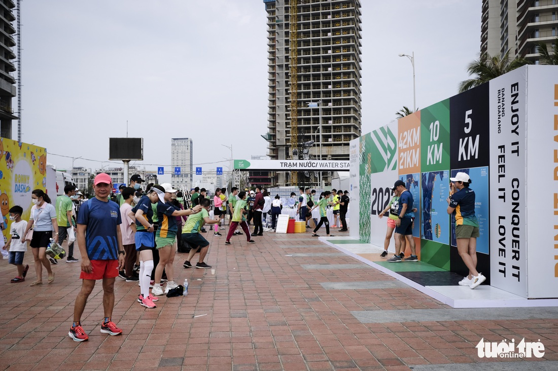 Đông vui Giải marathon quốc tế Đà Nẵng: Nhịp sống đã trở lại bình thường - Ảnh 6.