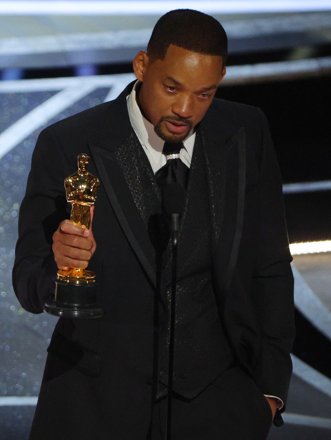 Will Smith choảng Chris Rock ngay tại lễ trao giải Oscar rồi quay lại sân khấu nhận tượng vàng - Ảnh 4.