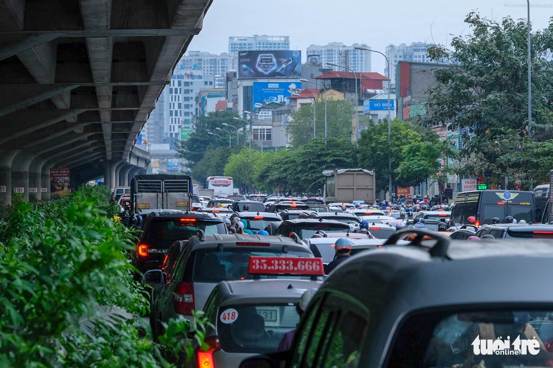 Sáng đầu tuần, nhiều tuyến đường Hà Nội lại ùn ứ - Ảnh 5.