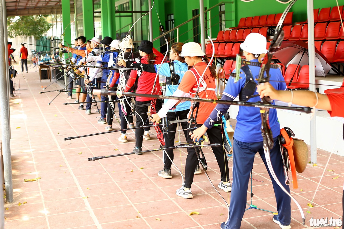 Xạ thủ, cung thủ đổ mồ hôi trên sân tập trước SEA Games 31 - Ảnh 6.