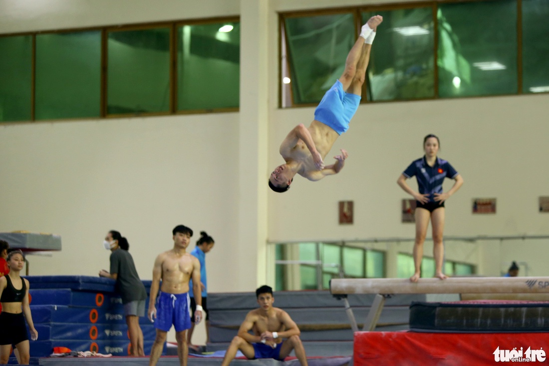 Những chàng trai 6 múi đội tuyển thể dục dụng cụ Việt Nam vắt sức cho SEA Games 31 - Ảnh 6.