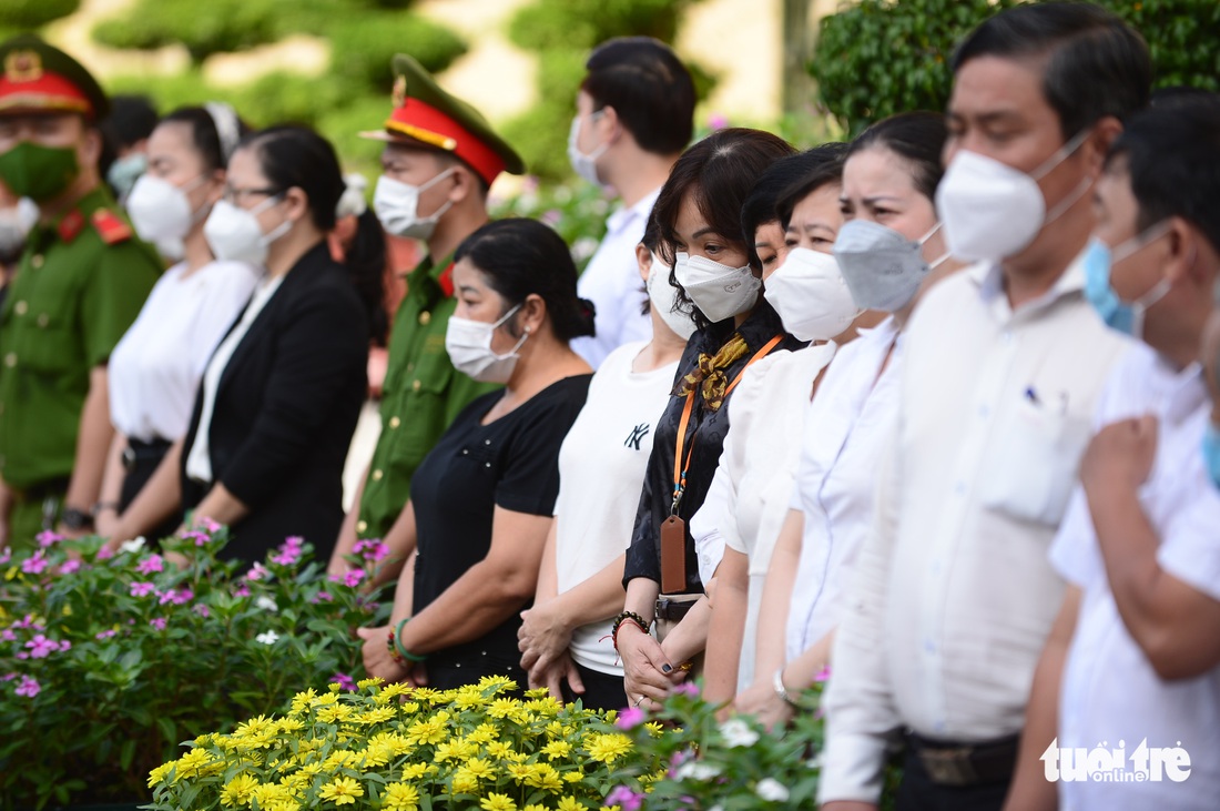 Di quan cố Phó chủ tịch thường trực TP.HCM Lê Hòa Bình, người dân chào ông lần cuối - Ảnh 14.