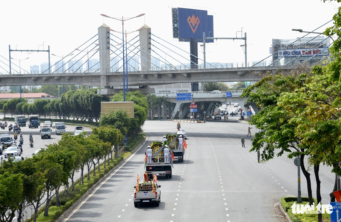 Di quan cố Phó chủ tịch thường trực TP.HCM Lê Hòa Bình, người dân chào ông lần cuối - Ảnh 10.