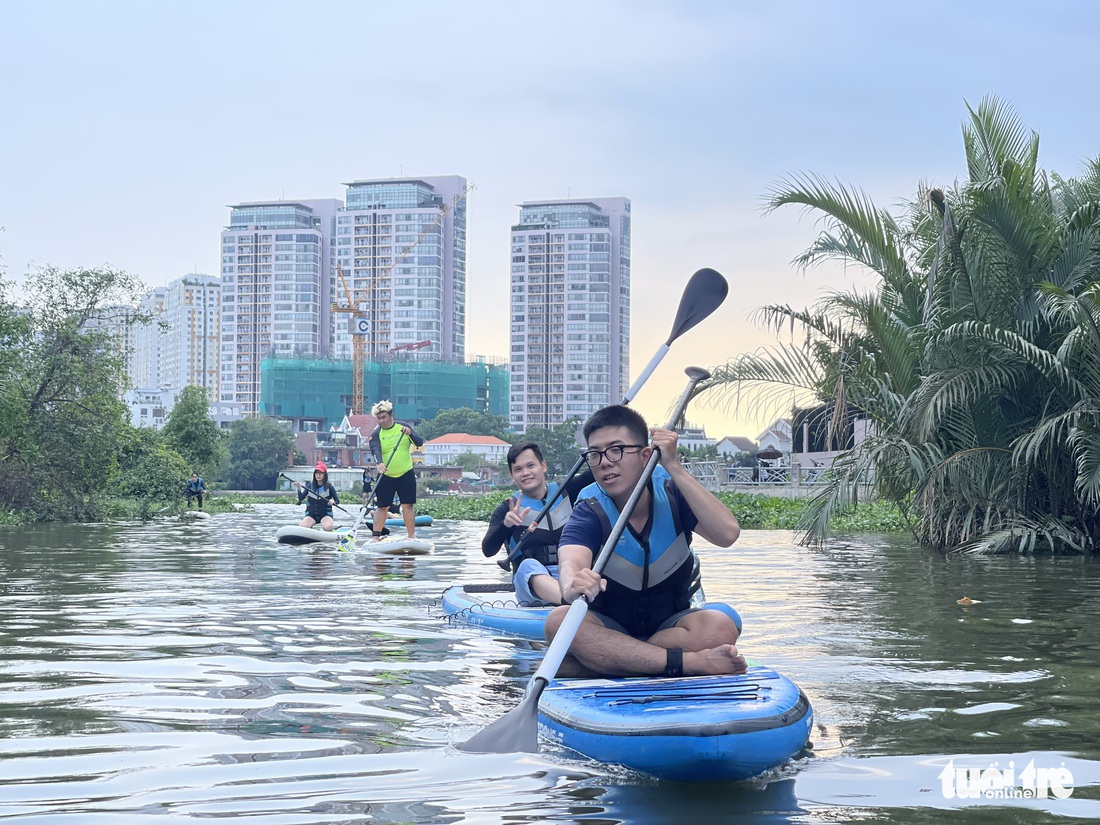 Lễ ở lại TP.HCM chèo SUP, đi buýt sông, ngắm thành phố từ trên cao - Ảnh 10.