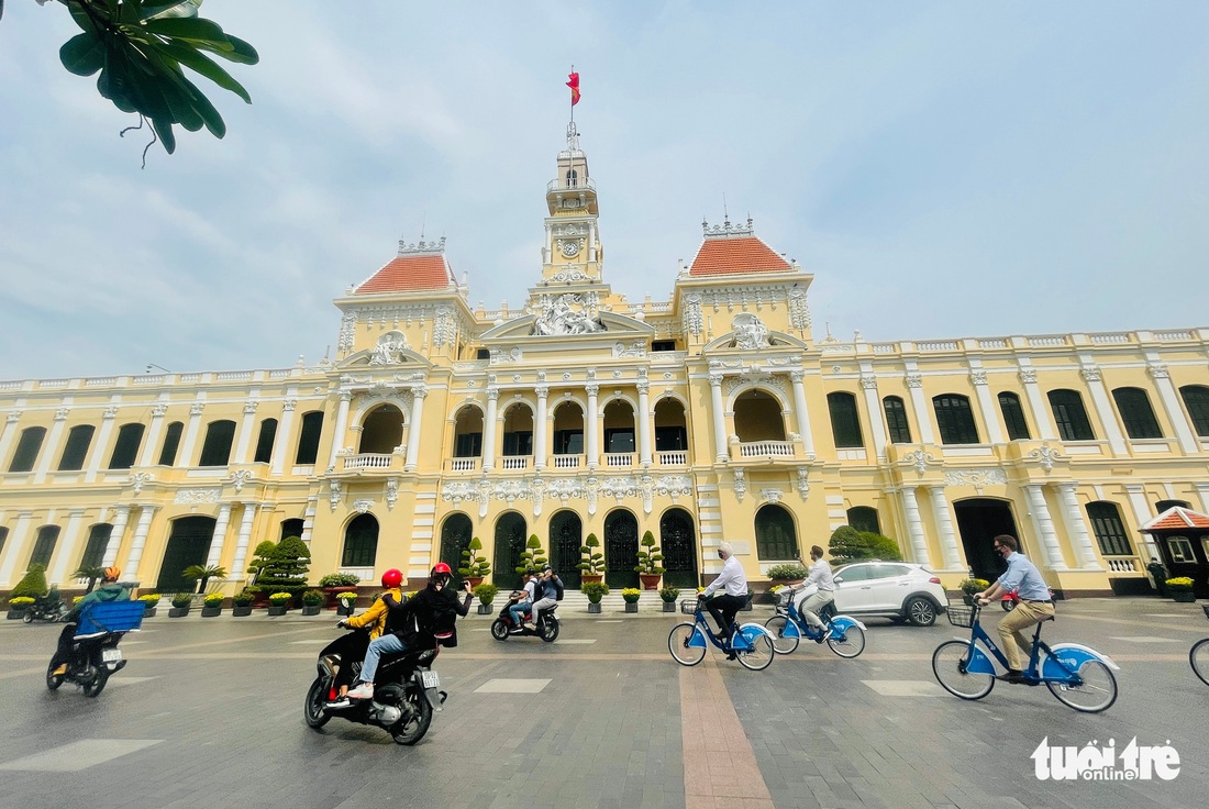 Lễ ở lại TP.HCM chèo SUP, đi buýt sông, ngắm thành phố từ trên cao - Ảnh 9.